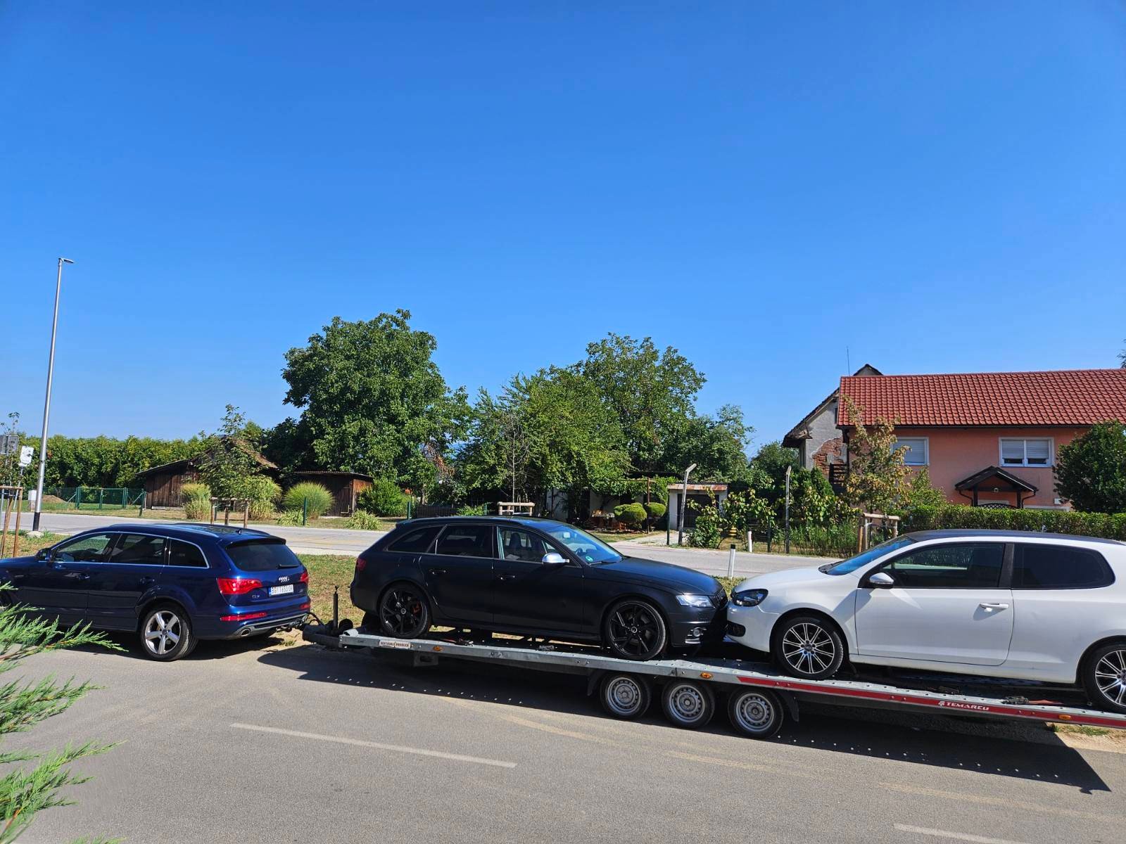 Automobili na prikolici za transport