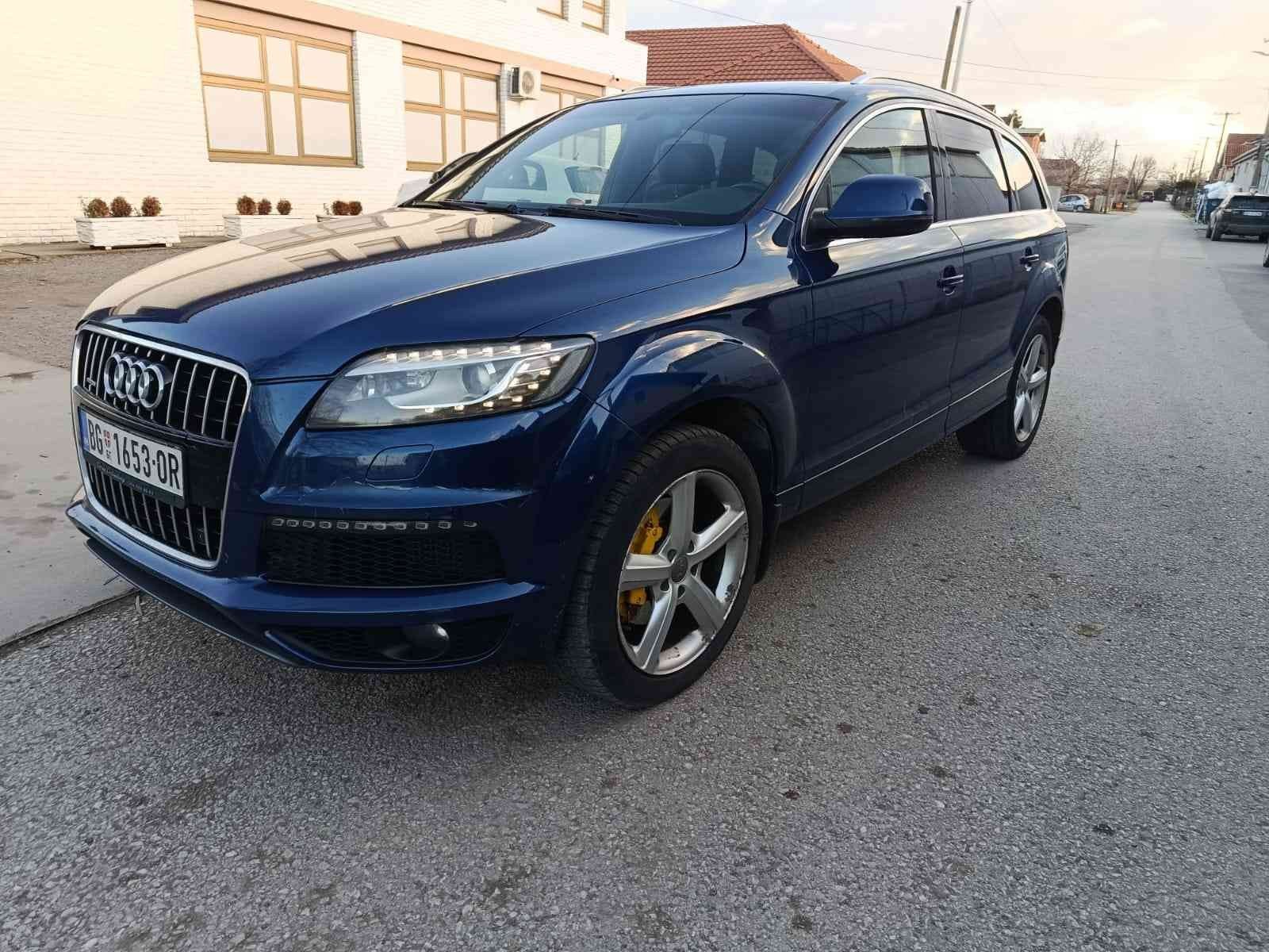 Plavi Audi Q7 iz flote Dule Prevoz